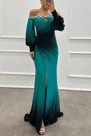Vestido largo Julieta con escote barco, hombros descubiertos, abertura y detalle de gemas con estampado degradado