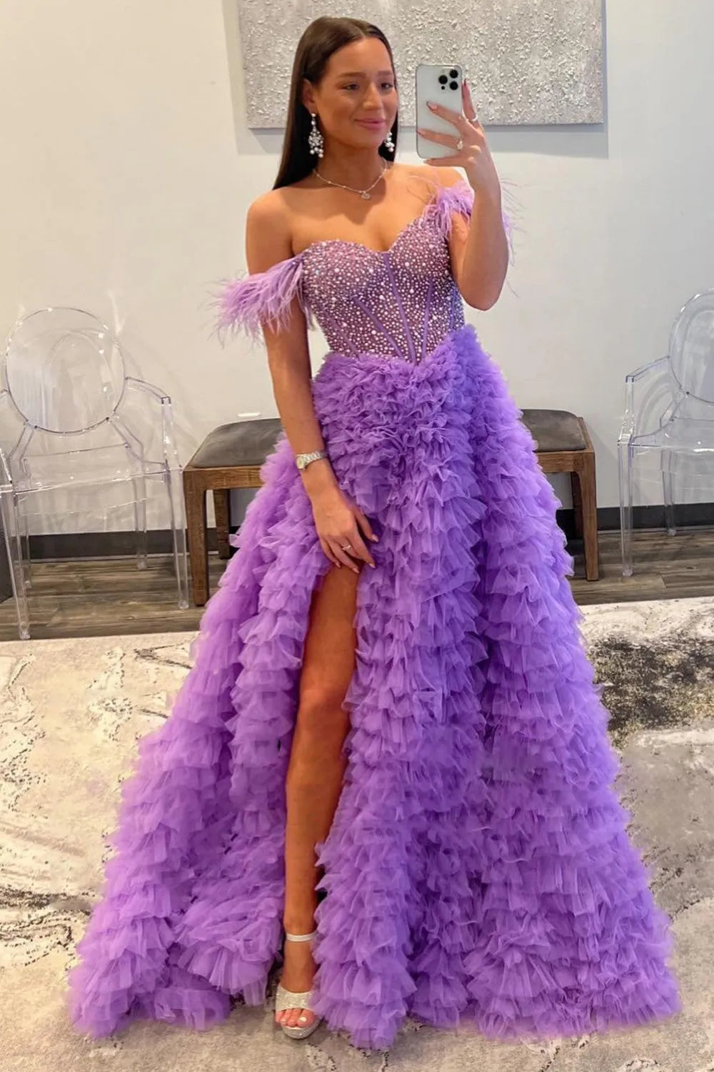Schulterfreies, gestuftes A-Linien-Abendkleid aus Tüll mit langem Korsett und Perlenstickerei
