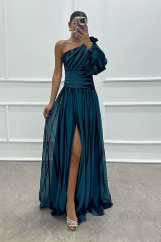 Vestido con diseño estampado de rosas y un solo hombro