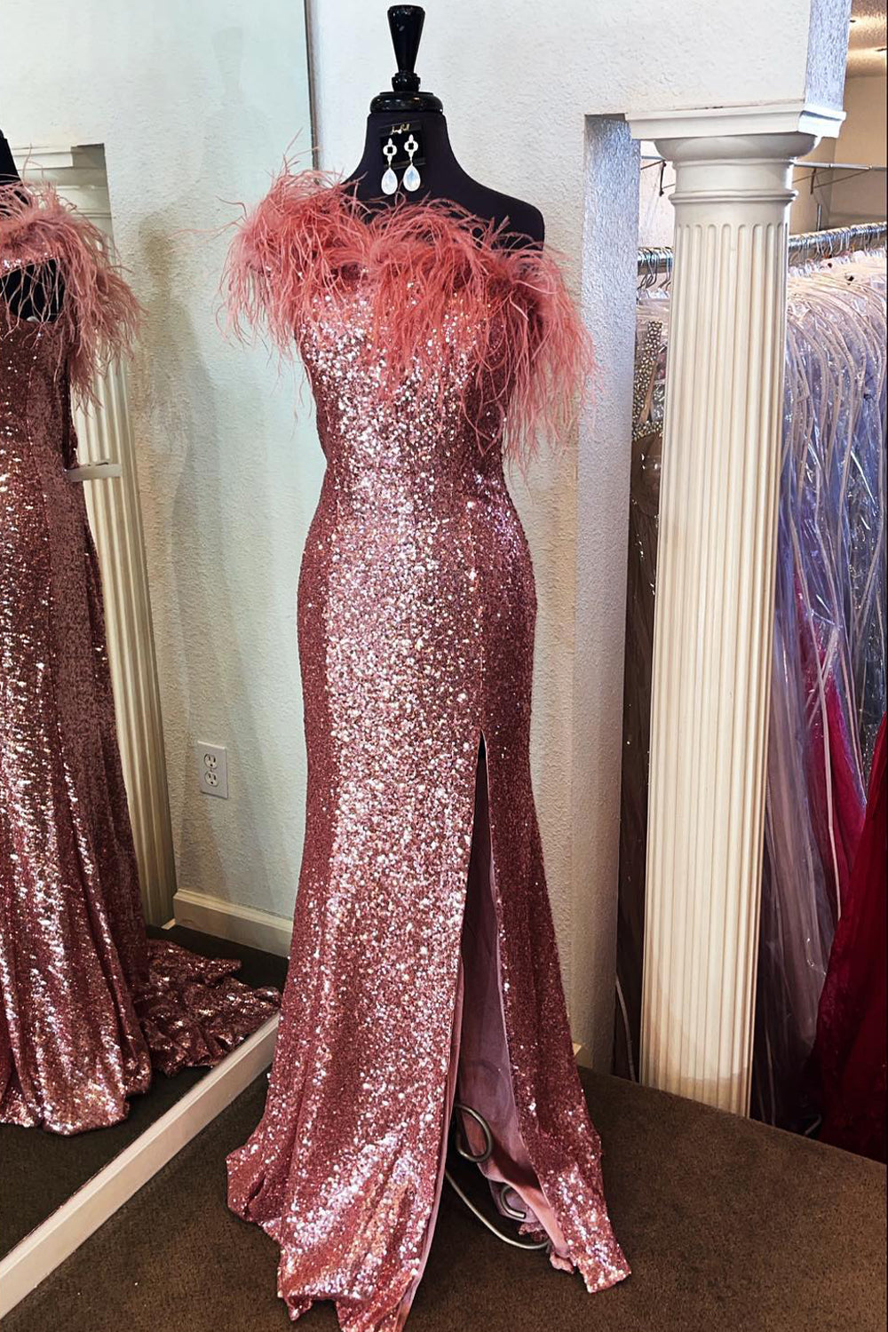 Vestido de fiesta largo de sirena sin tirantes con lentejuelas azul claro y plumas