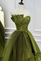 A-Linien-Abendkleid in Grün mit asymmetrischem Trägern und Rüschen