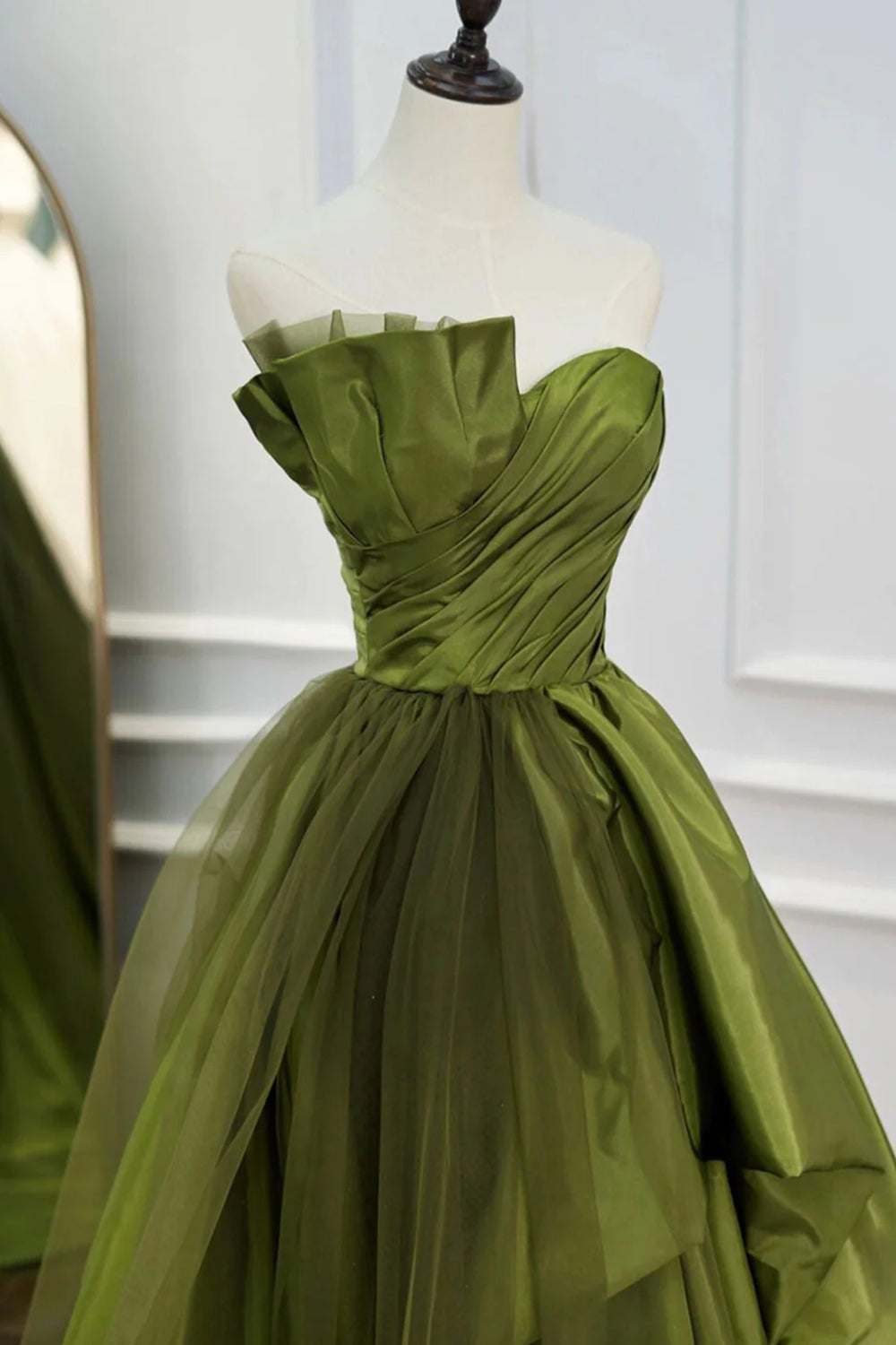 Vestido de fiesta largo verde con volantes, tirantes asimétricos y corte A