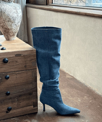 Stilvolle hellblaue Jeansstiefel mit Stilettoabsatz und spitzer Zehenpartie 