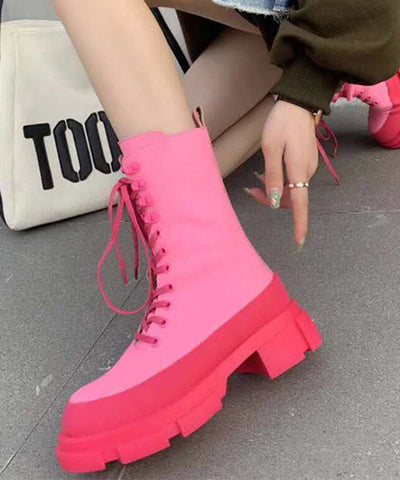 Stilvolle klobige Stiefel mit gekreuzten Riemen und Nietenspleißung in Rose 
