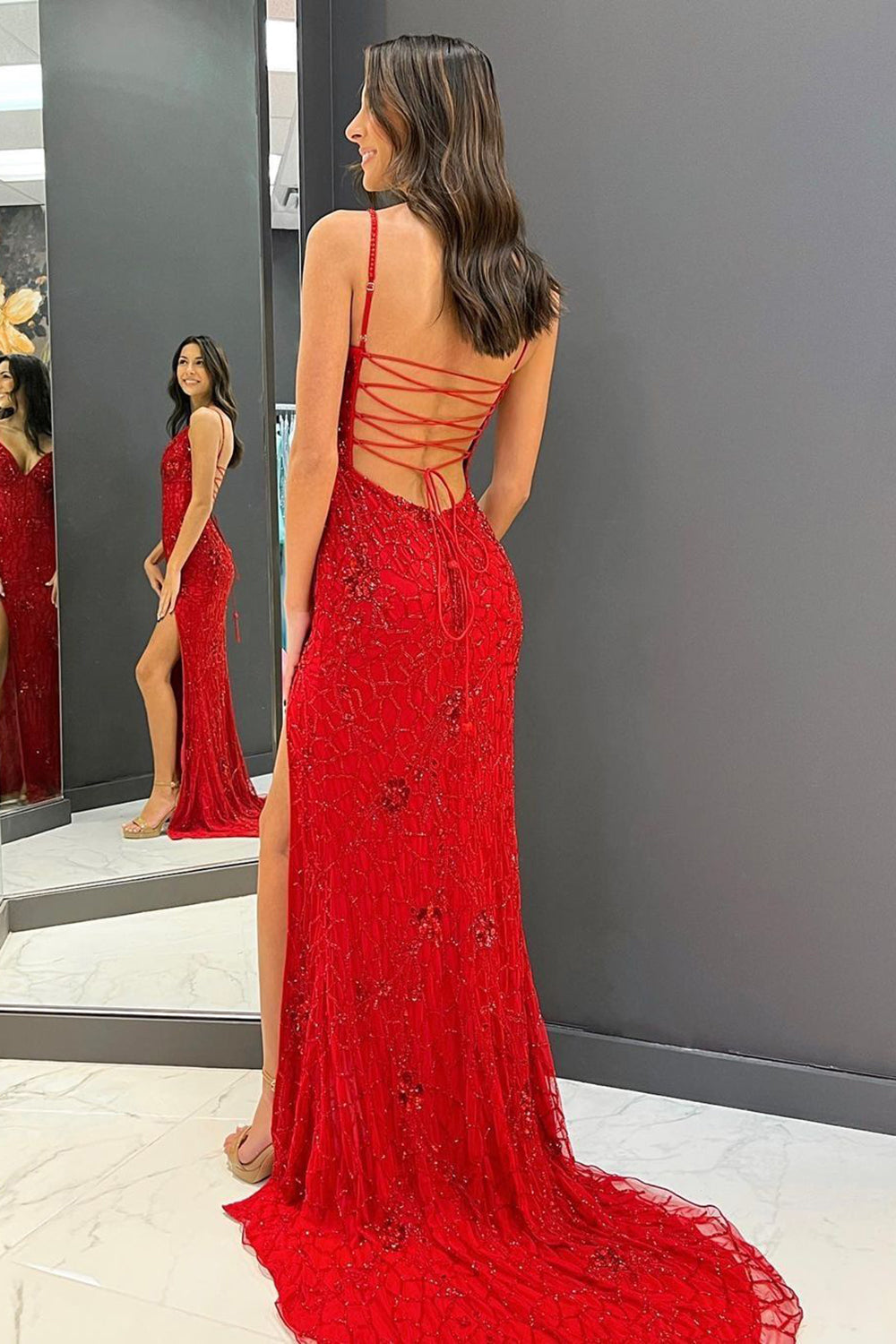 Vestido de fiesta largo rojo de sirena con tirantes finos y espalda cruzada