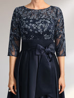 A-Linien-Kleid mit asymmetrischem Ausschnitt, Illusion-Effekt, Satinspitze und Schleife für die Mutter der Braut