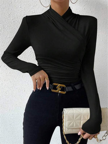 Camiseta plisada con cuello cruzado y cintura ceñida 