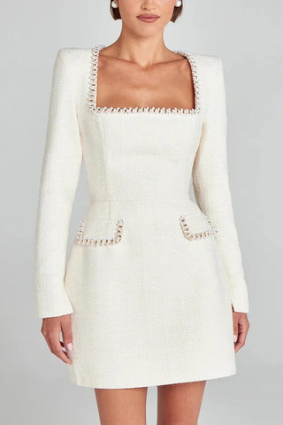 Minivestido femenino y glamoroso de tweed con ribete de perlas, mangas largas con abertura y bolsillos 