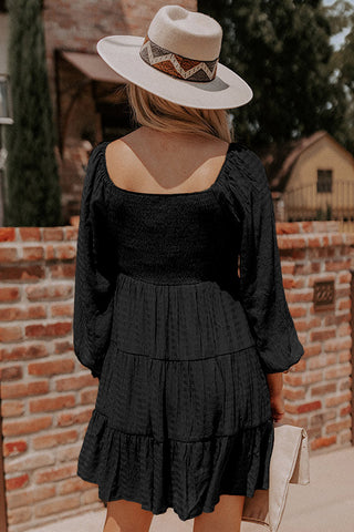 Vestido mini negro con mangas de obispo y fruncido en capas 