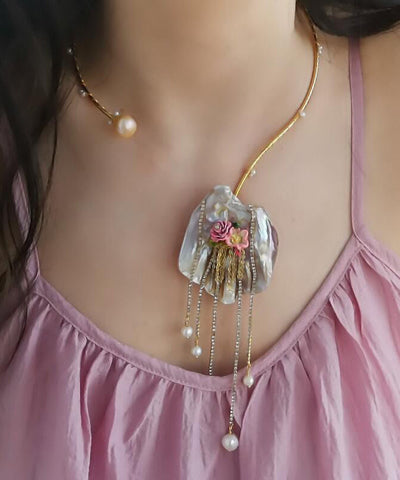 Collar con colgante de borla floral de circonita y perla asimétrica de plata esterlina dorada Vogue 