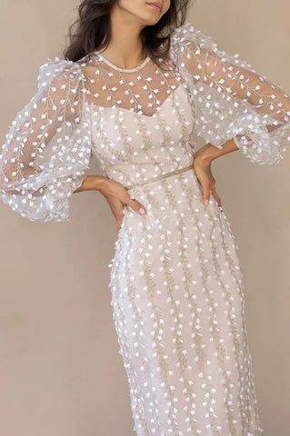 Vestido midi ajustado con mangas abullonadas transparentes y bordado Floral Passions 