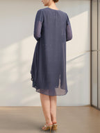 Etuikleid/Säulenkleid mit Illusion-Ausschnitt, knielang, aus Chiffon mit Spitze, Kaskadenrüschen und Pailletten für die Mutter der Braut