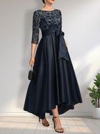 A-Linien-Kleid mit asymmetrischem Ausschnitt, Illusion-Effekt, Satinspitze und Schleife für die Mutter der Braut