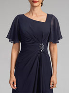 A-Linien-Kleid aus Chiffon in Bodenlänge mit asymmetrischem Schnitt, plissiert und mit Pailletten und Perlenstickerei