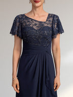 A-Linien-Kleid aus asymmetrischem Chiffon mit Illusion-Effekt, bodenlang, mit Kaskadenrüschen und Pailletten für die Mutter der Braut 