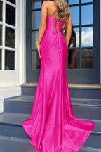 Vestido de fiesta largo de satén sin tirantes y corte sirena con abertura