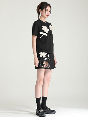 Camiseta original con apliques elegantes y colores contrastantes 