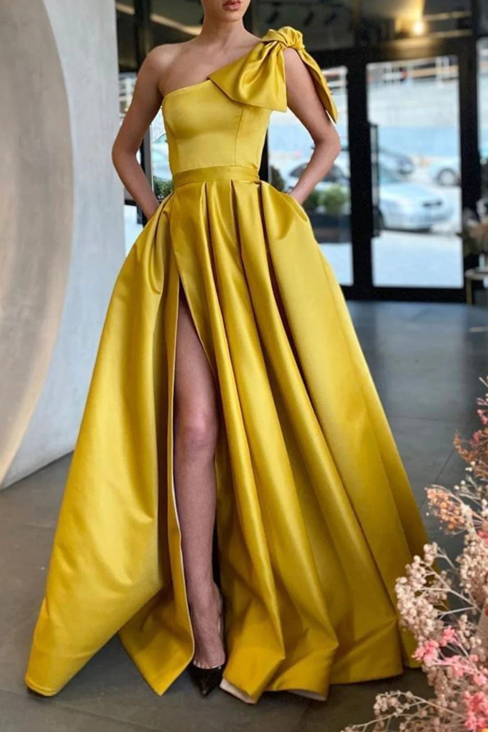 Vestido de fiesta largo amarillo de corte A con un solo hombro y abertura frontal