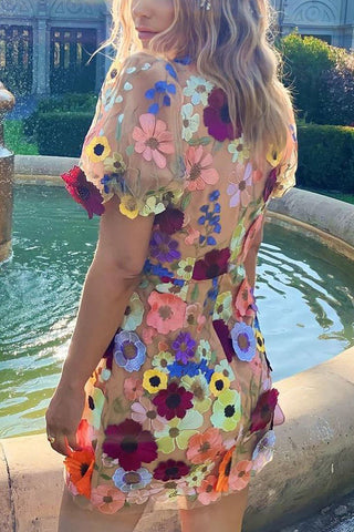 White Garden Gala – Minikleid mit Puffärmeln und bestickter Blumenapplikation 