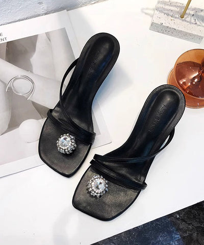 Zapatillas negras de tacón alto de piel sintética con elegantes detalles de circonitas 