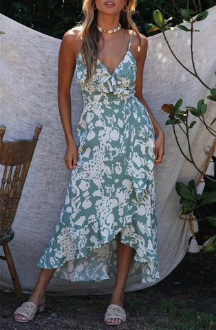 Sexy Urlaubskleid mit Blumenvolant, asymmetrischem V-Ausschnitt und unregelmäßigem Muster 