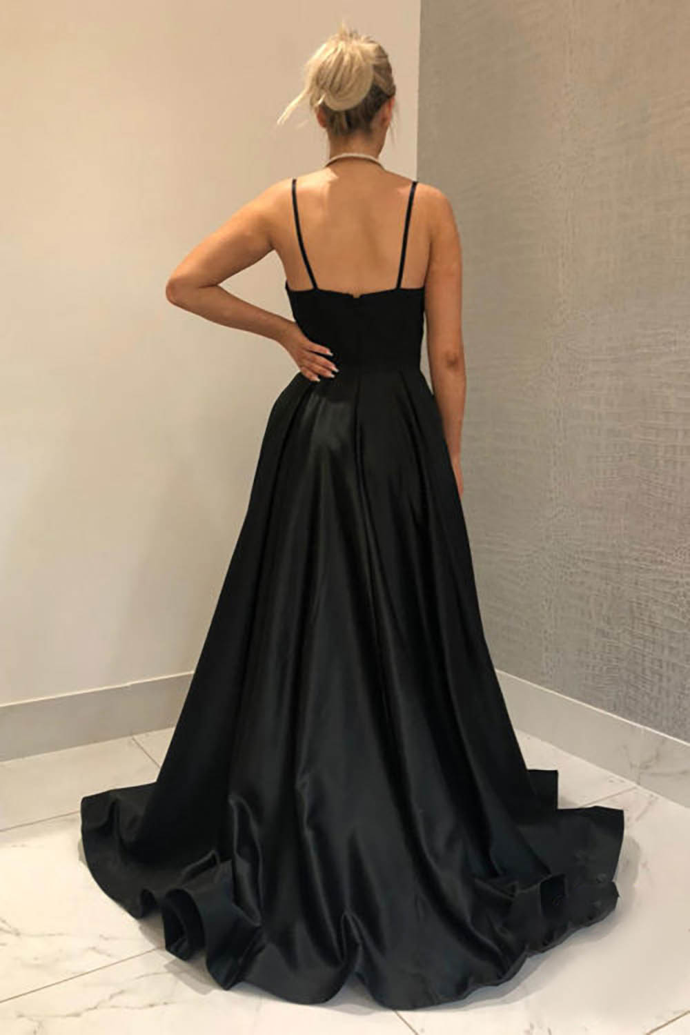 Schwarzes, langes A-Linien-Abendkleid mit Spaghettiträgern und Schleier