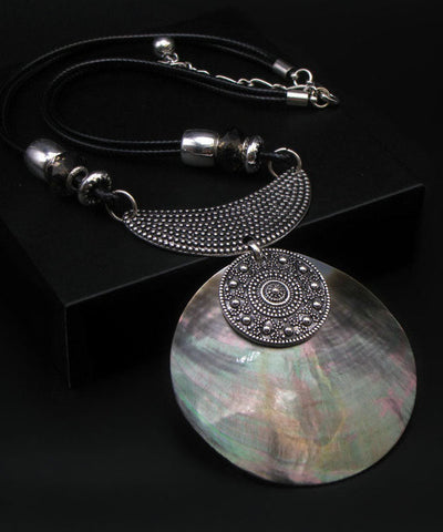 Collar con colgante de concha con incrustaciones de metal y plata de ley de seda vintage 