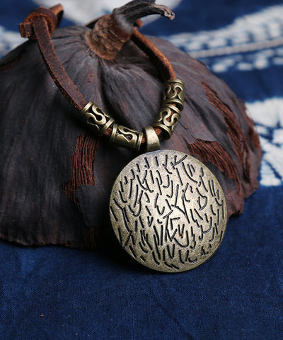 Collar vintage con colgante de cuerda de cuero de aleación marrón 