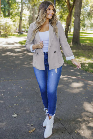 elegante blazer gris con cuello de solapa 