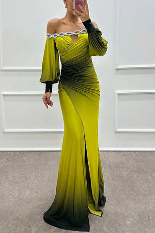 Vestido largo Julieta con escote barco, hombros descubiertos, abertura y detalle de gemas con estampado degradado