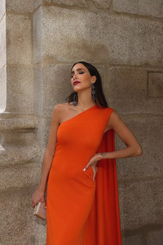 Vestido midi de punto con capa y un solo hombro de Laura 