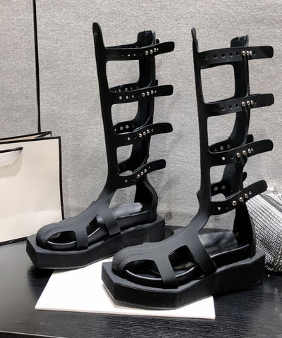 Modische schwarze Plateaustiefel mit ausgehöhlten Nieten und Reißverschluss 