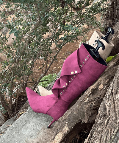 Schwarze Wildlederstiefel mit Nietenspleißung und spitzer Zehenpartie 