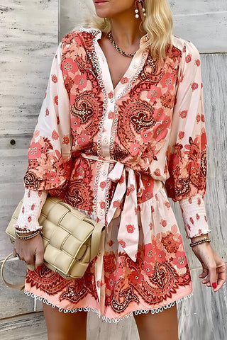 Vestido informal con estampado floral y escote en V 
