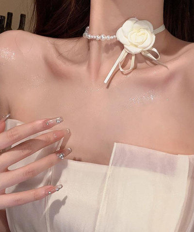 Vogue Halskette mit asymmetrischem Perlen-Kamelienblüten-Anhänger aus weißem Stoff 