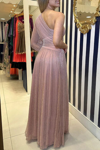 Vestido largo con un hombro descubierto, plisado y tejido brillante, estilo concierto chic 