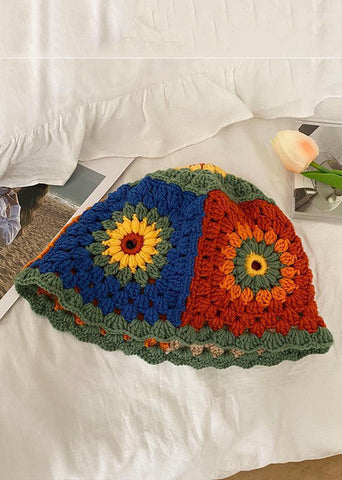 Stilvolle blaue Baskenmütze mit Sonnenblumen-Strickmuster