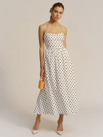 Vestido midi de verano blanco con tirantes y cuello plisado de lunares para playa 