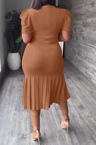 Vestido midi plisado de moda con cuello redondo, manga corta y falda a la cadera