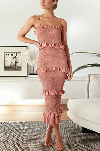 Vestido ajustado con top de tubo y tirantes fruncidos a la moda 