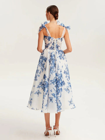 Vestido midi elegante de fiesta con tirantes finos y estampado floral en color azul cielo claro con corsé y corte en A 
