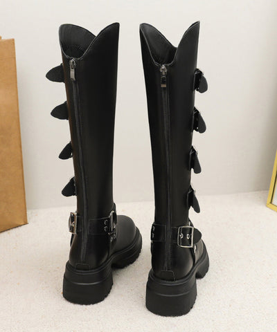 Stilvolle schwarze Stiefel mit Gürtelschnalle und klobigem Absatz 