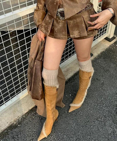 Feine Spleiß-Stiletto-Stiefel aus gelbem Wildleder mit flauschiger Wolle gefüttert und spitzer Zehenpartie 