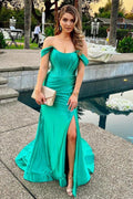 Vestido de fiesta largo verde de sirena con hombros descubiertos y abertura frontal