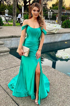 Vestido de fiesta largo verde de sirena con hombros descubiertos y abertura frontal