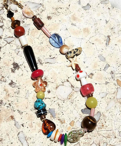 Moderne handgefertigte Webperlenkette mit Perlen 