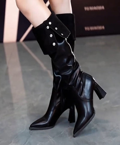 Botas beige de moda con tacones gruesos de piel sintética y forro de lana afelpada. 