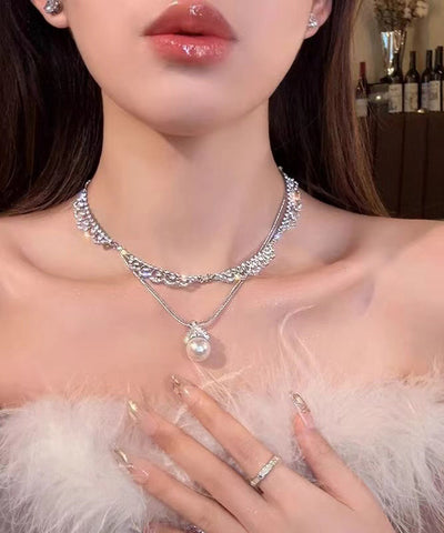 Elegante collar con colgante de perlas de doble capa de circonita y plata de ley en seda 