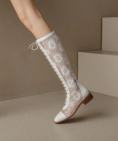 Schicke weiße, ausgehöhlte Schnürstiefel mit dicker Sohle 