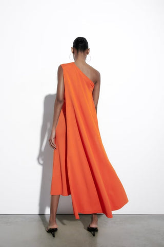 Vestido midi de punto con capa y un solo hombro de Laura 
